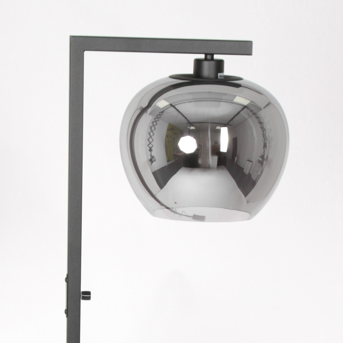 Industrielle schwarze Stehlampe mit Rauchglaskugel Steinhauer Stang – Bild 3