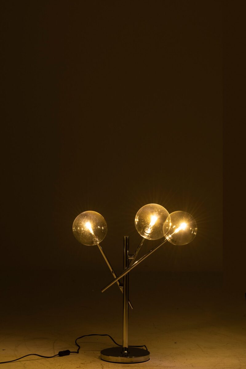 moderne-silberne-tischlampe-drei-lichtquellen-jolipa-garland-91575-4