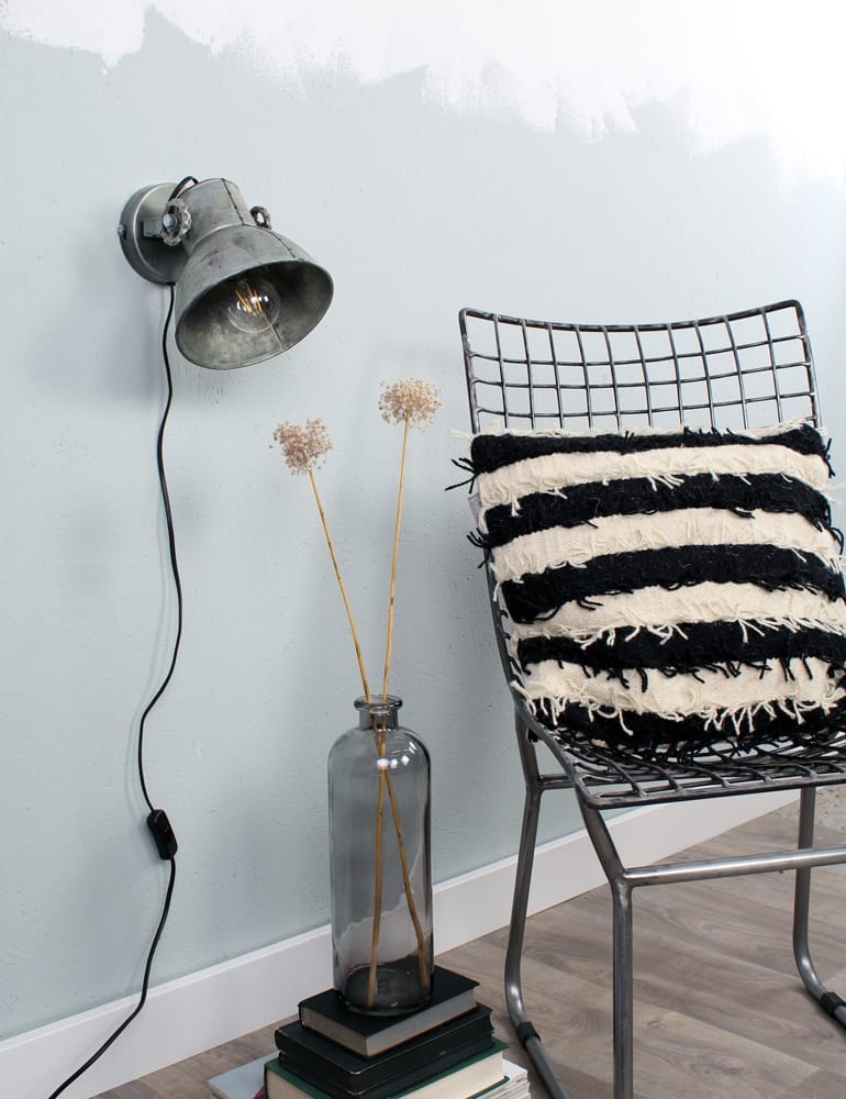 verwitterte-wandleuchte-light-&