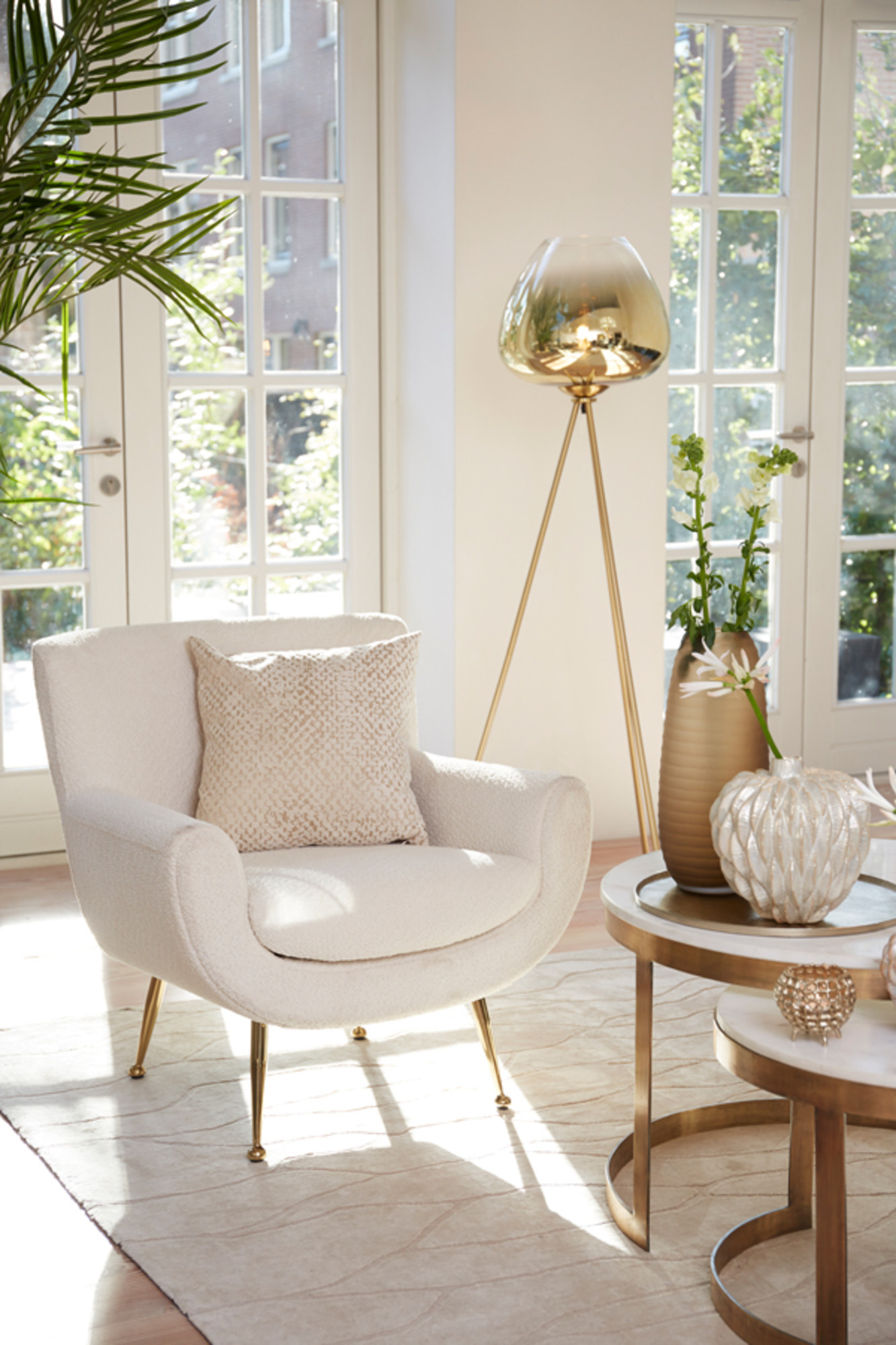 Stehlampe Dreibein in Schwarz mit goldenem Glas Light & Living Mayson – Bild 4