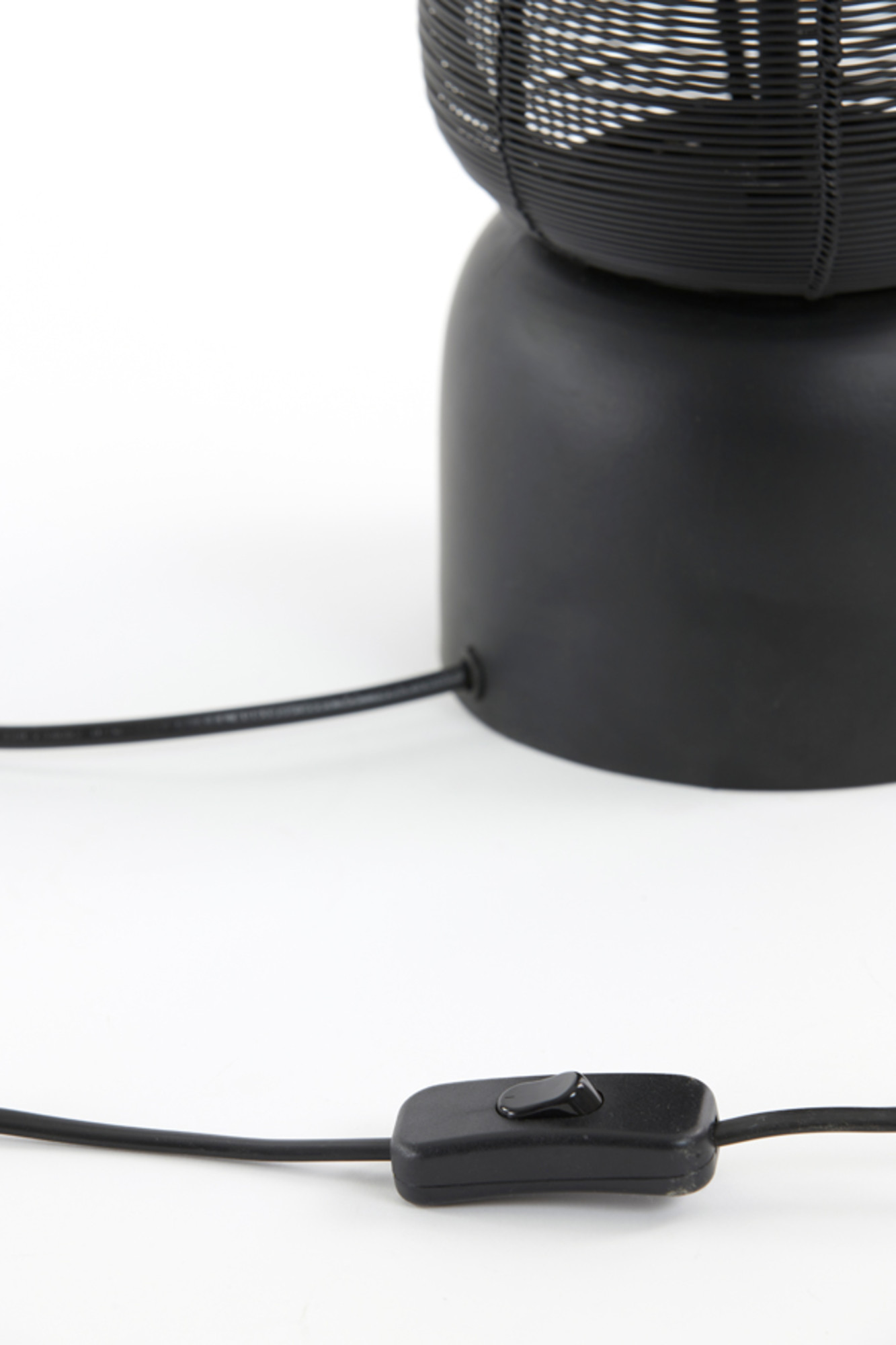 Zylindrische Tischlampe schwarz aus Draht Light & Living Lezuza – Bild 7