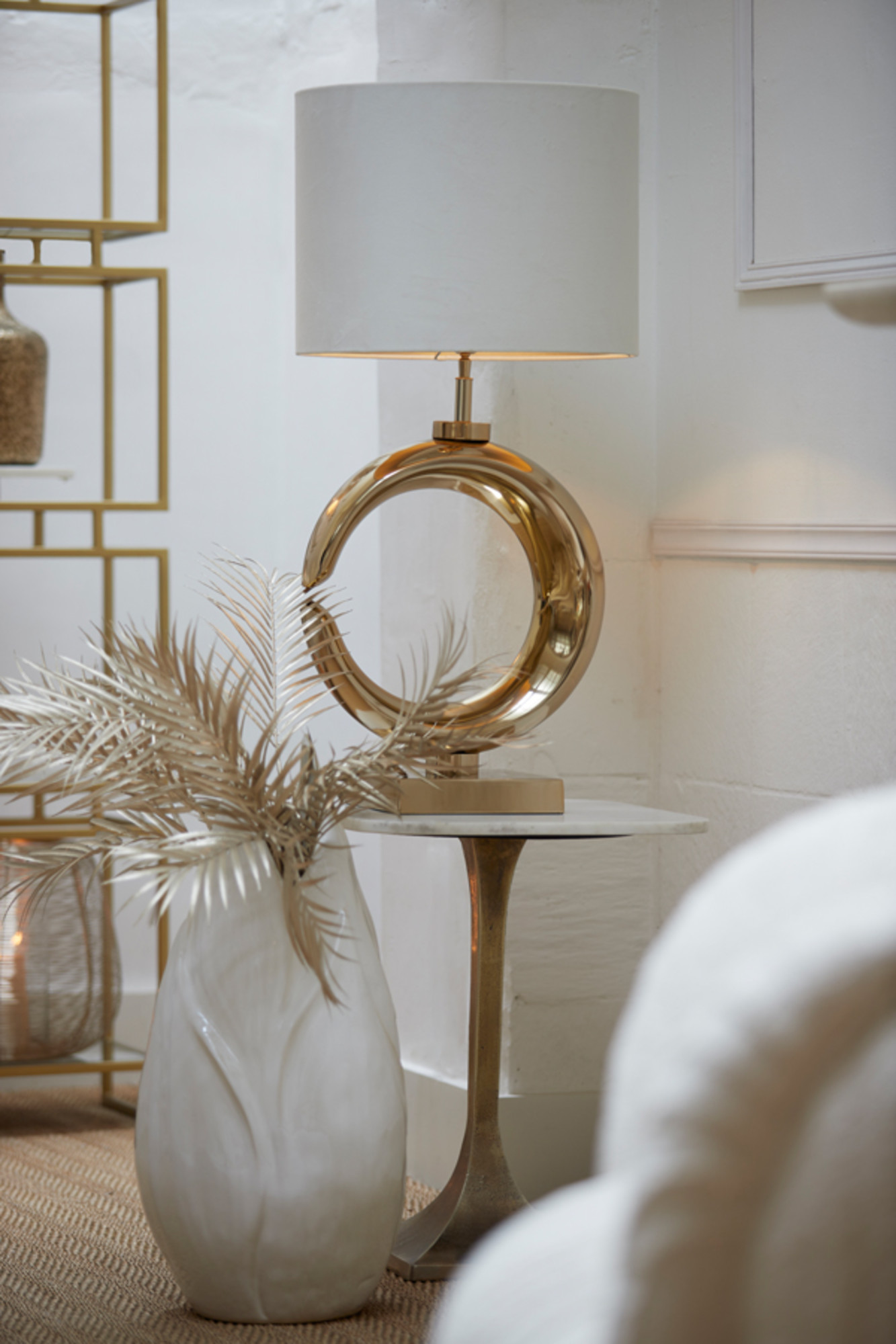 Goldene Tischleuchte Light & Living Maan im modernen Design – Bild 5