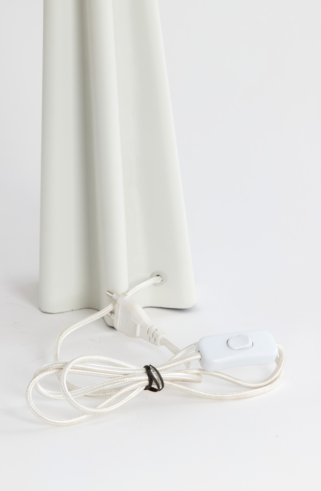 Off-White-Tischlampe in Kegelform Light & Living Cukai – Bild 4