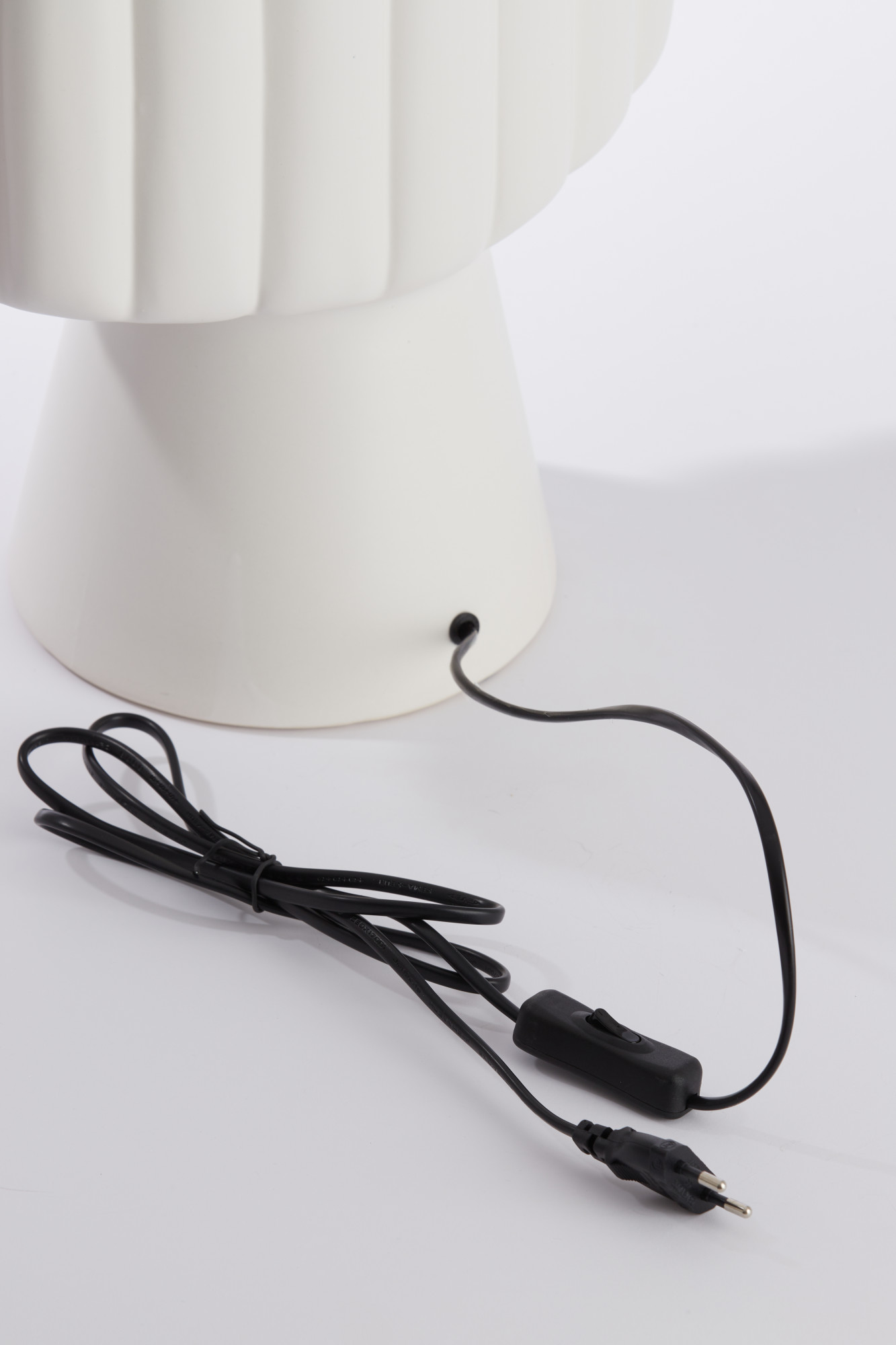 Rippige weiße Keramiklampenbasis Light & Living Gandara – Bild 7