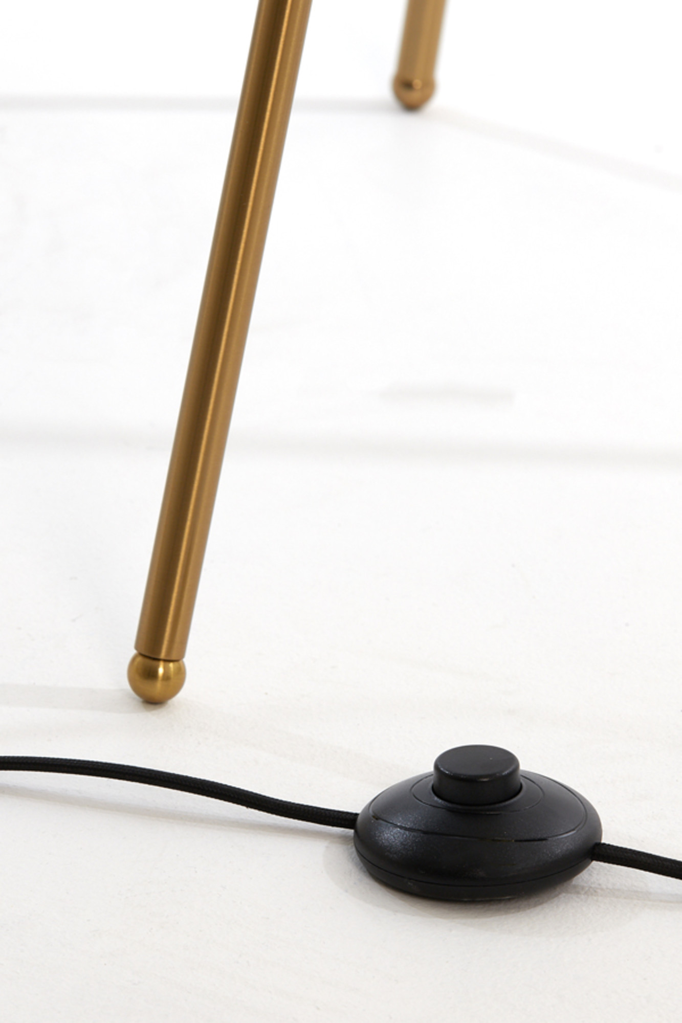 Stehlampe Dreibein in Schwarz mit goldenem Glas Light & Living Mayson – Bild 9