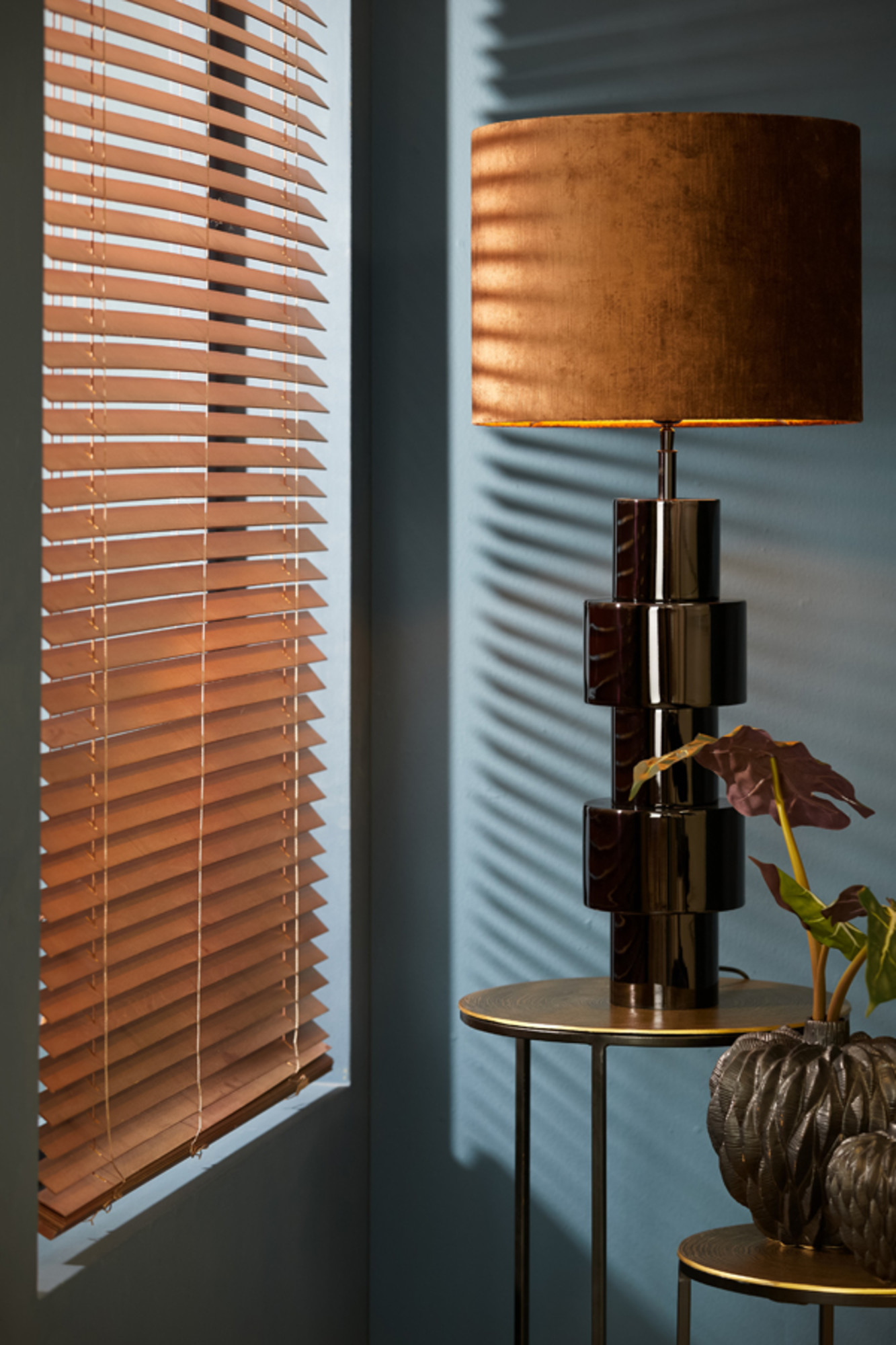 Schwarze Tischlampe mit glänzendem Fuß Light & Living Nino – Bild 4