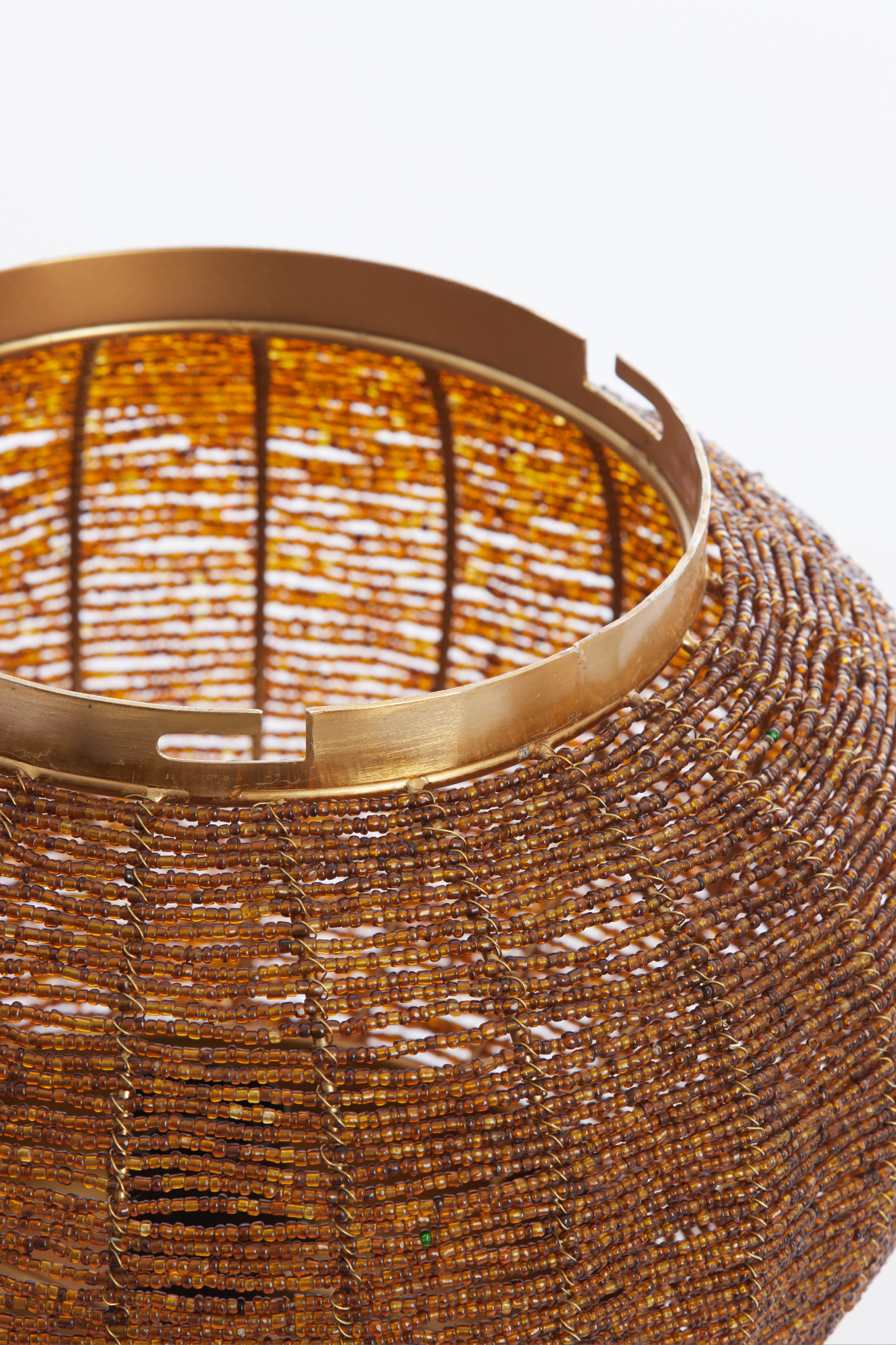 Goldene Hängelampe mit Metall-Rattanstruktur Light & Living Cetara – Bild 4