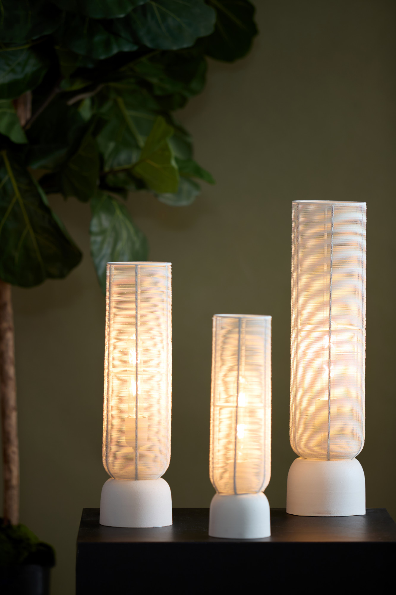 Hohe Tischlampe zylindrisch in Off-White Light & Living Lezuza – Bild 4