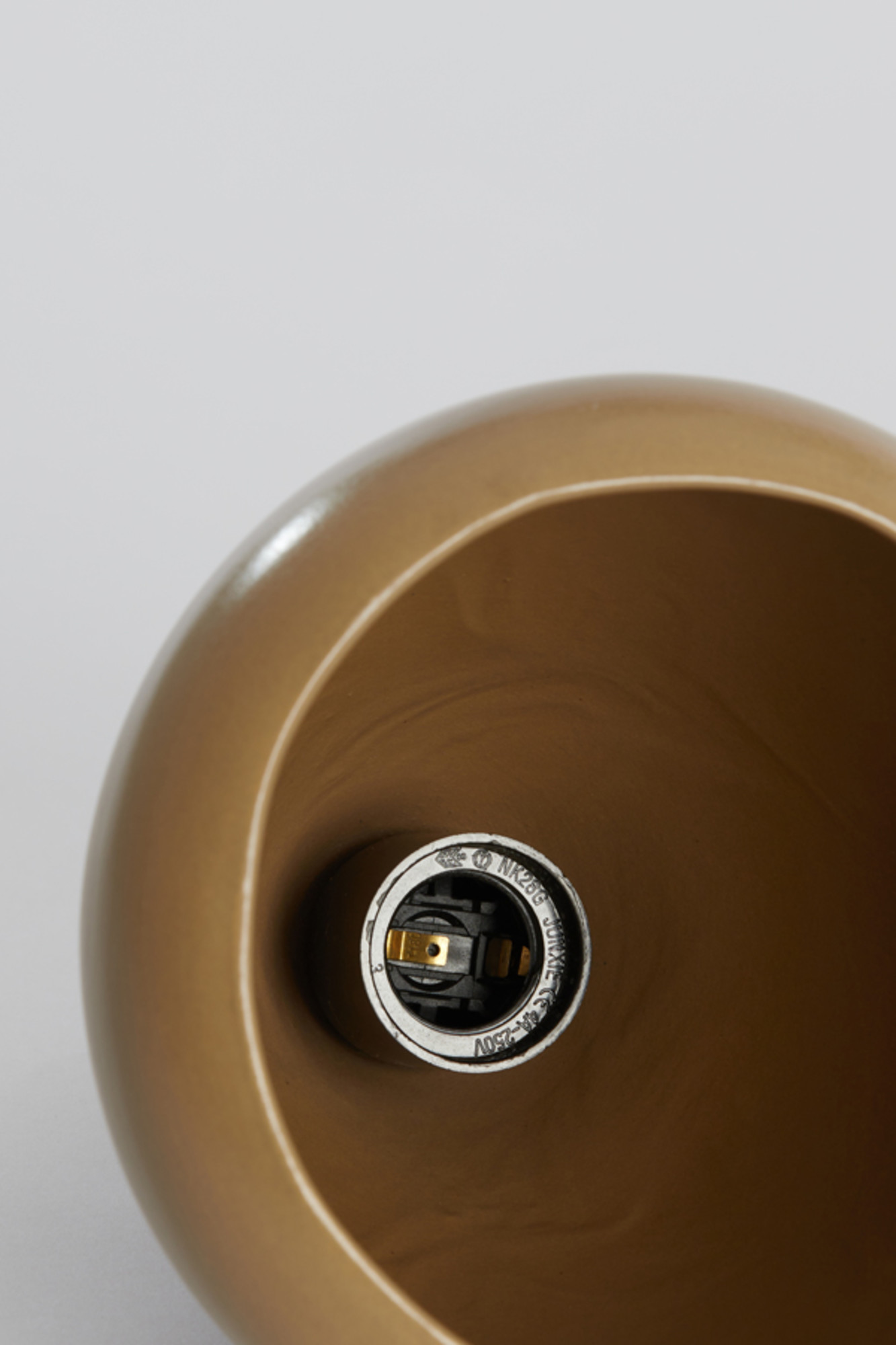 Kegelförmige braune Hängelampe mit warmem Ton Light & Living Desi – Bild 7