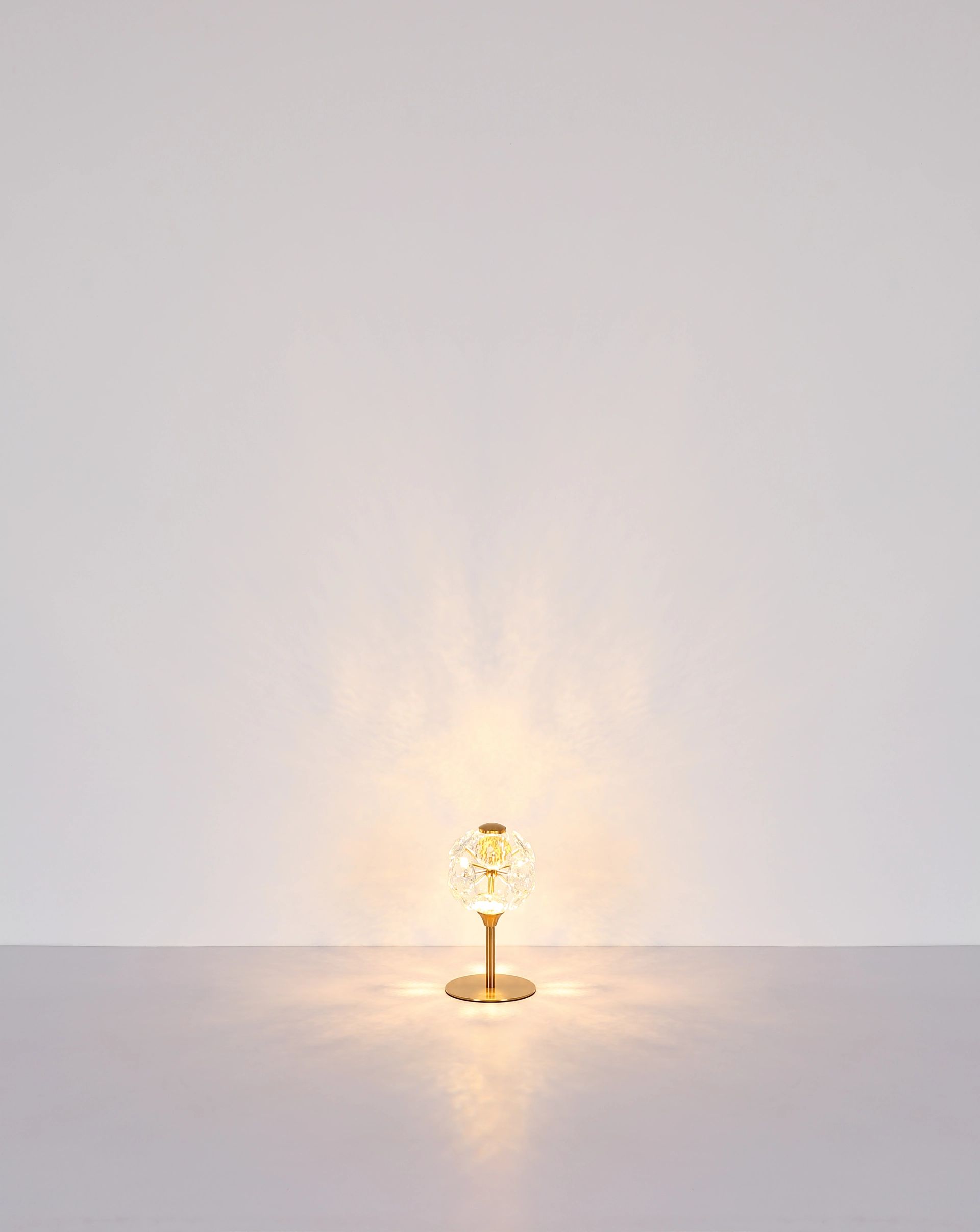 globo-tischlampe-virina-gold-glas-ø15cm-led-16047t-1