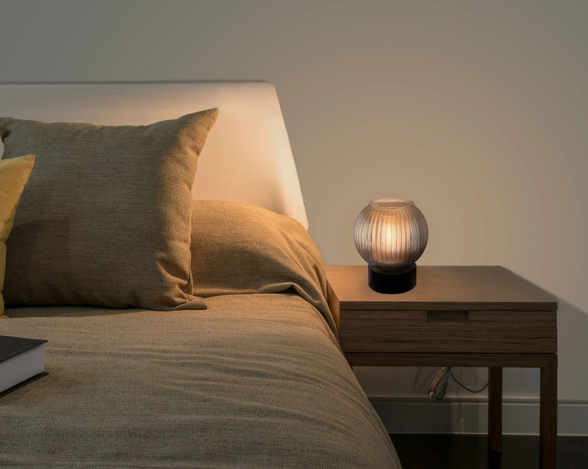 globo-tischlampe-zumba-schwarz-glas-ø15cm-e27-15638tp-1