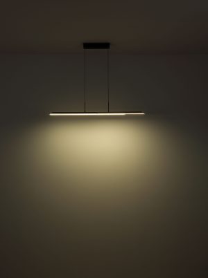 langgezogenematteschwarzependelleuchtemitholzdekorelementenquito-1