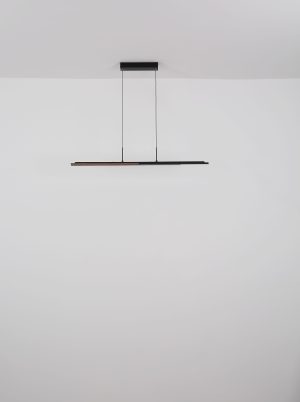 langgezogenematteschwarzependelleuchtemitholzdekorelementenquito-1