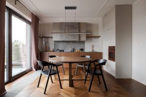 langgezogenematteschwarzependelleuchtemitholzdekorelementenquito-1