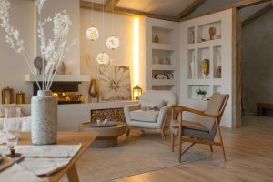 modernerundehängeleuchtemitgoldfarbeneroberflächeundkristallelementenvirina-1