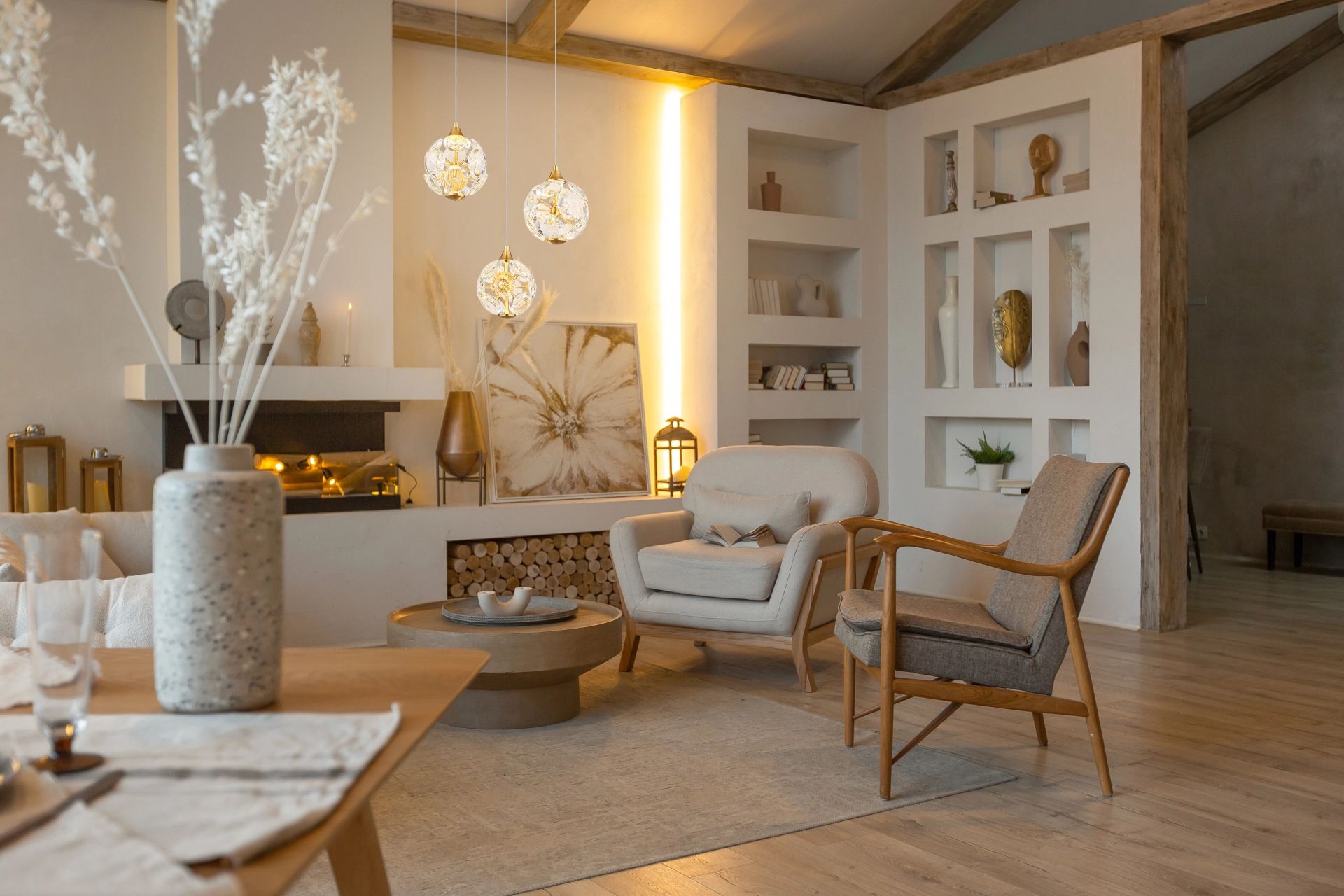 modernerundehängeleuchtemitgoldfarbeneroberflächeundkristallelementenvirina-1