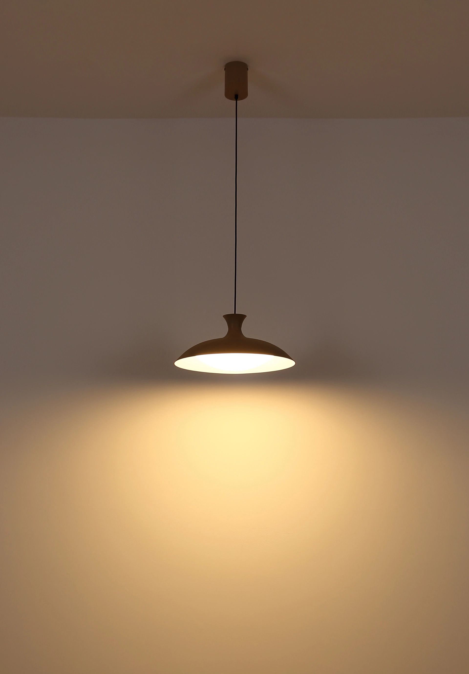 modernesandfarbenehängeleuchtemitspeicherfunktionrocha-1