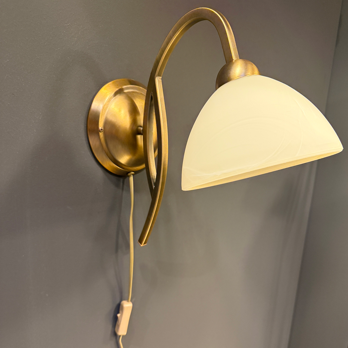 bronzenewandleuchtemitmarmorcremefarbenemglasschirmsteinhaueranthea-15