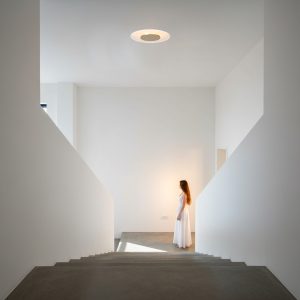 deckenlampemitgoldfarbenermitteundtransparenteraußenringsteinhauerlido-2