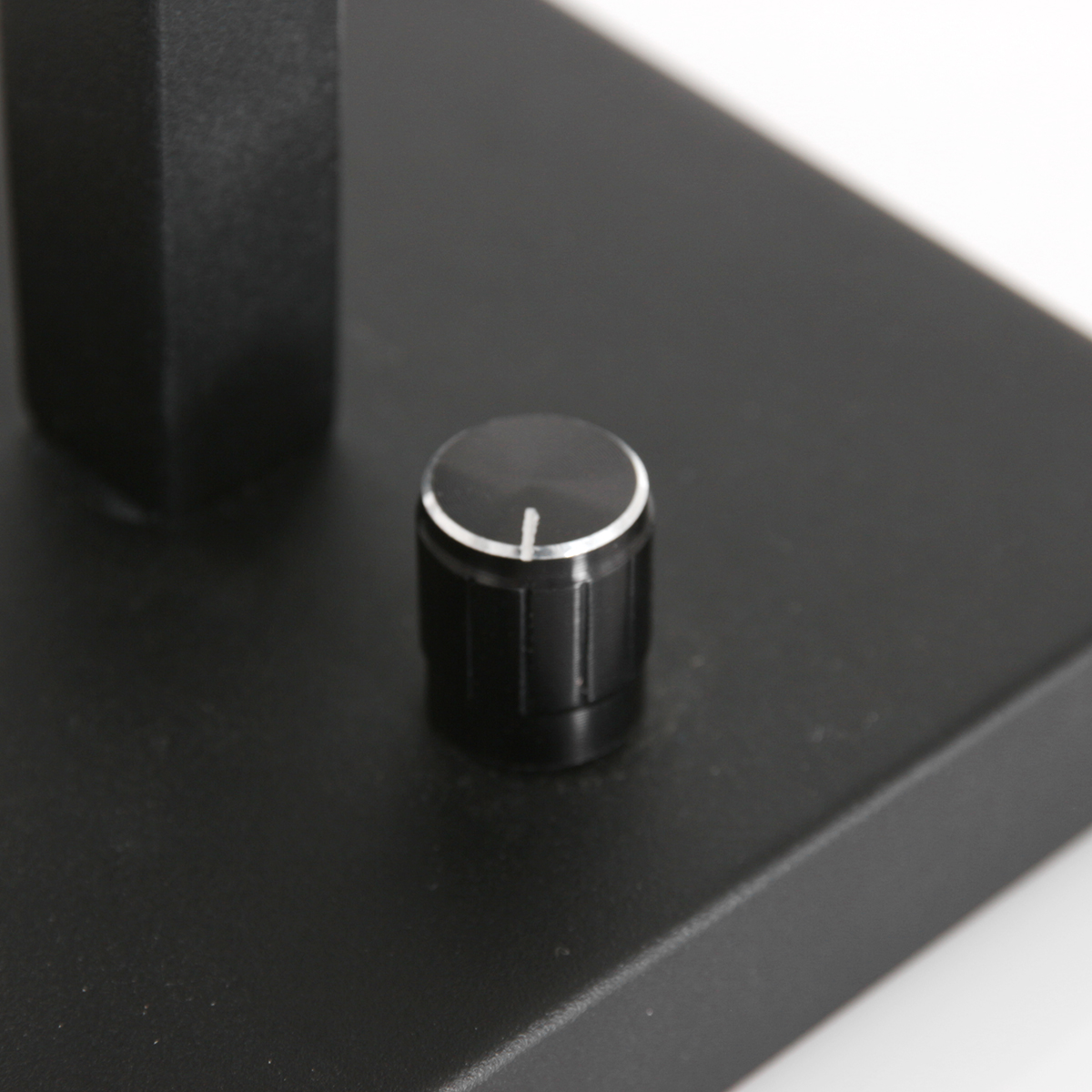 minimalistischeschwarzewandleuchtemitkorkschirmsteinhauerstang-13